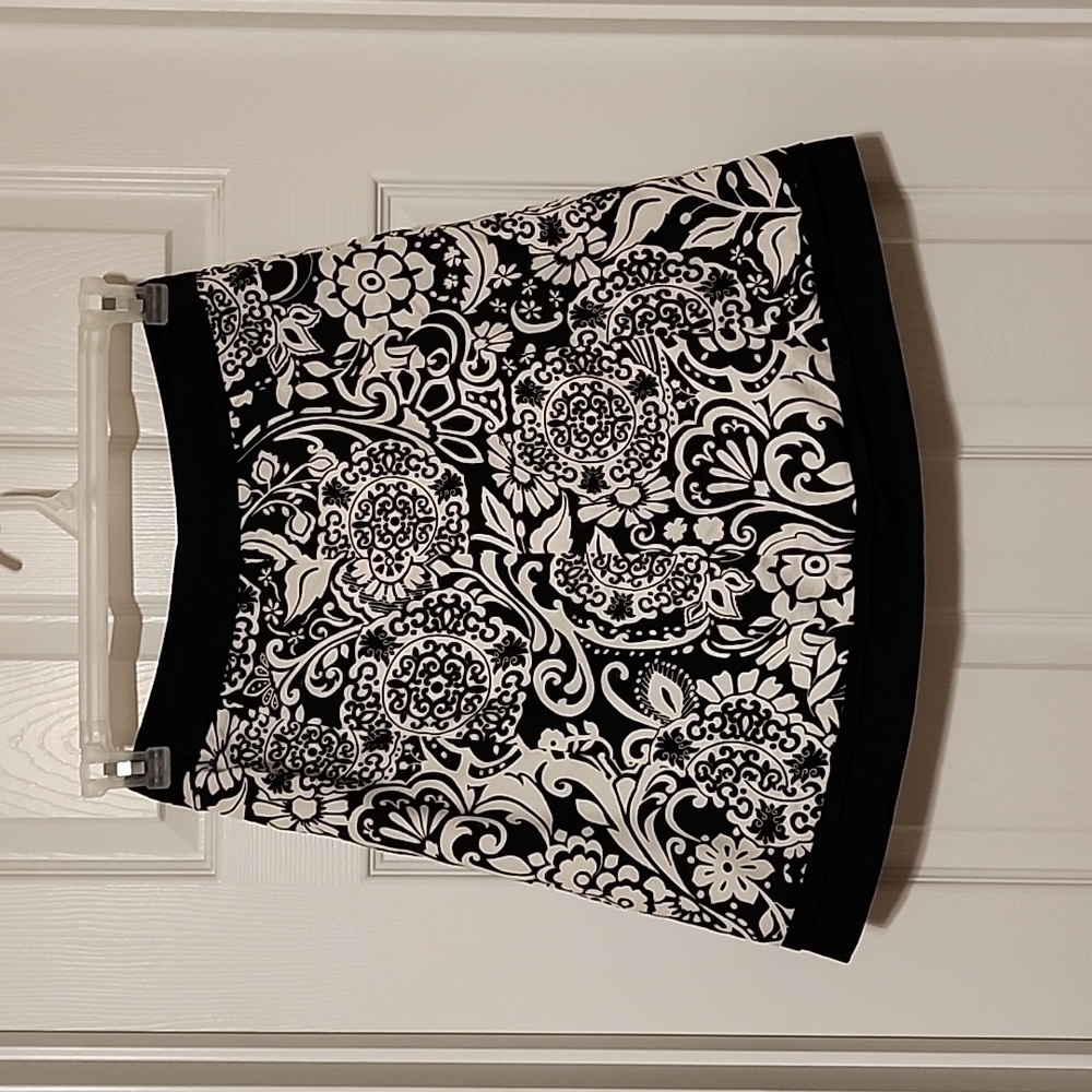 Ann Taylor Petites Black and White Floral Print A-line Skirt, Size 2P